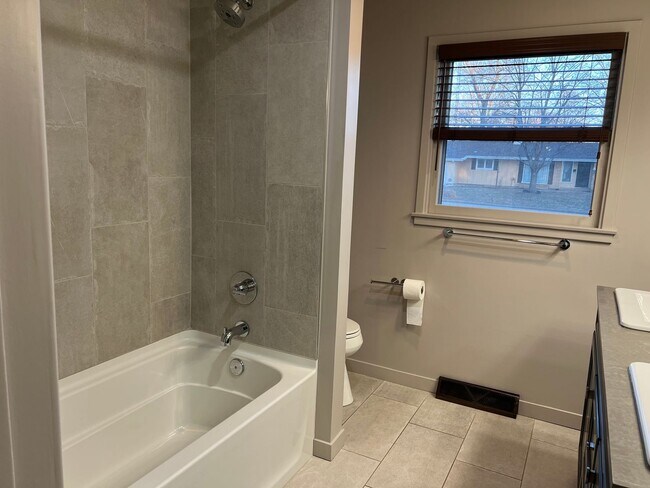 Building Photo - Newly Remodeled Property in Southeast Springfield