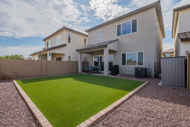 Building Photo - Solar Powered Home in Heart of Peoria!
