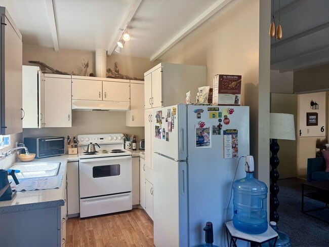 Building Photo - 4284 Third Ave