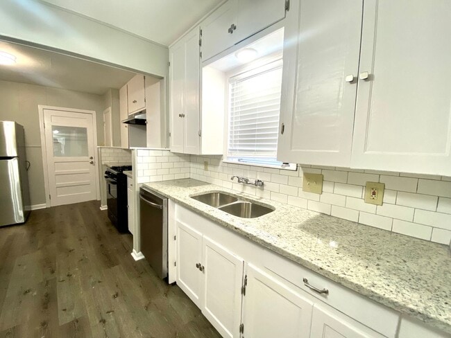 Building Photo - 3 Bedroom 3 bathroom Remodeled home ready to be loved