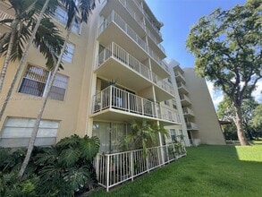 Building Photo - 13120 SW 92nd Ave