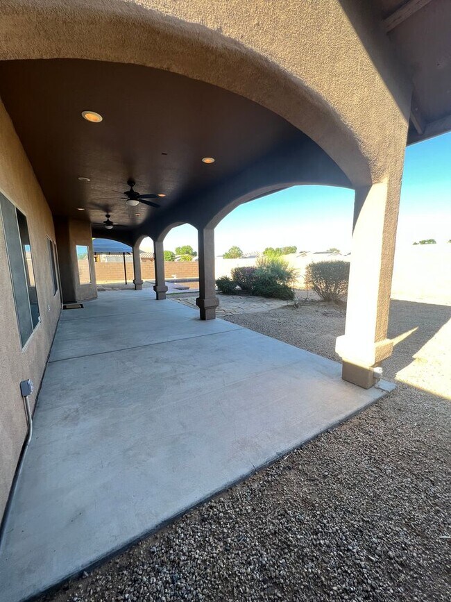 Building Photo - 4 BED POOL HOME!