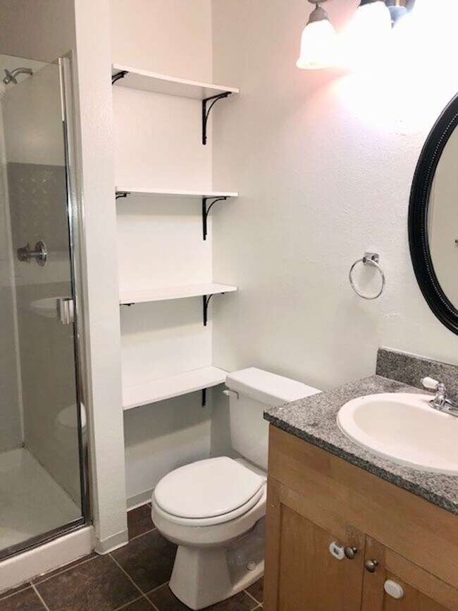 Building Photo - 2Bd/2Ba Kenmore Condo