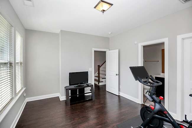 Building Photo - 2609 Statesville Ave