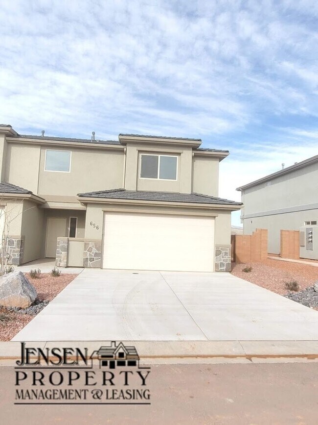 Building Photo - Three Bedroom Red Mountain Vista Town Home