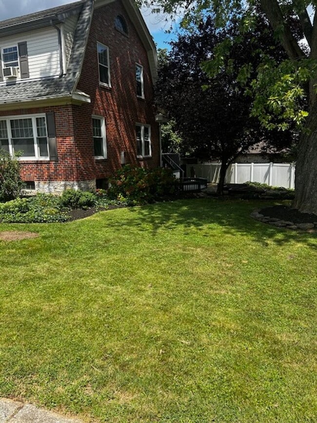 Building Photo - Welcome to 209 Amherst! Charming single-family home located in Wilson School district