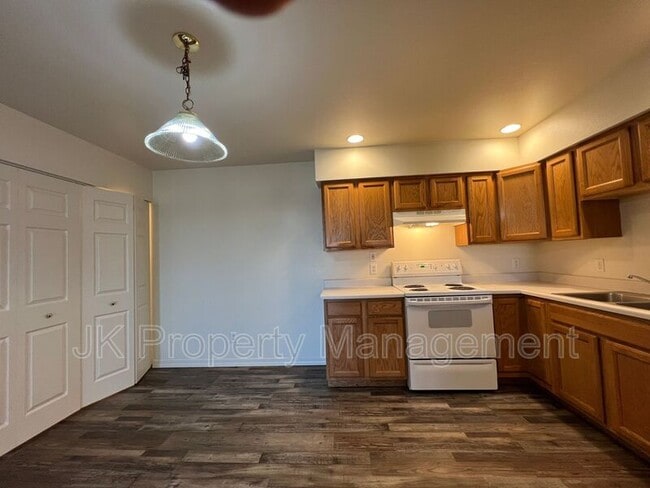 Building Photo - 1210 5th St S