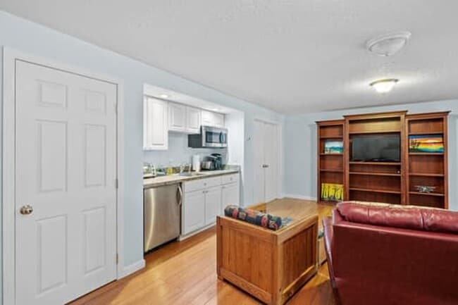 Building Photo - Spacious & Comfortable 4 Bedroom House - C...