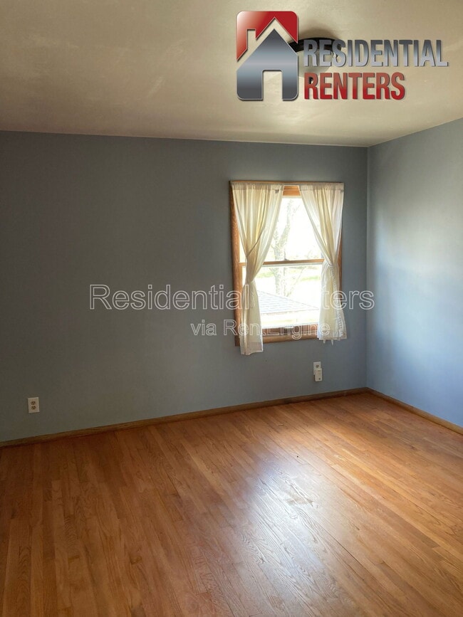 Building Photo - 257 S Regis Rd