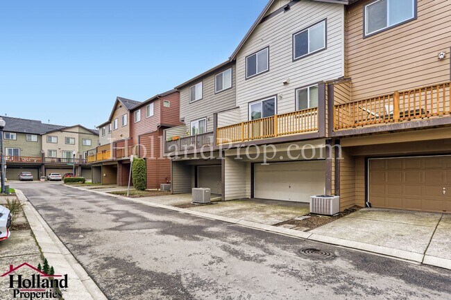 Building Photo - Stunning 4-Bedroom Townhouse with Dual Master Suites and Convenient 2-Car Garage in Hillsboro!