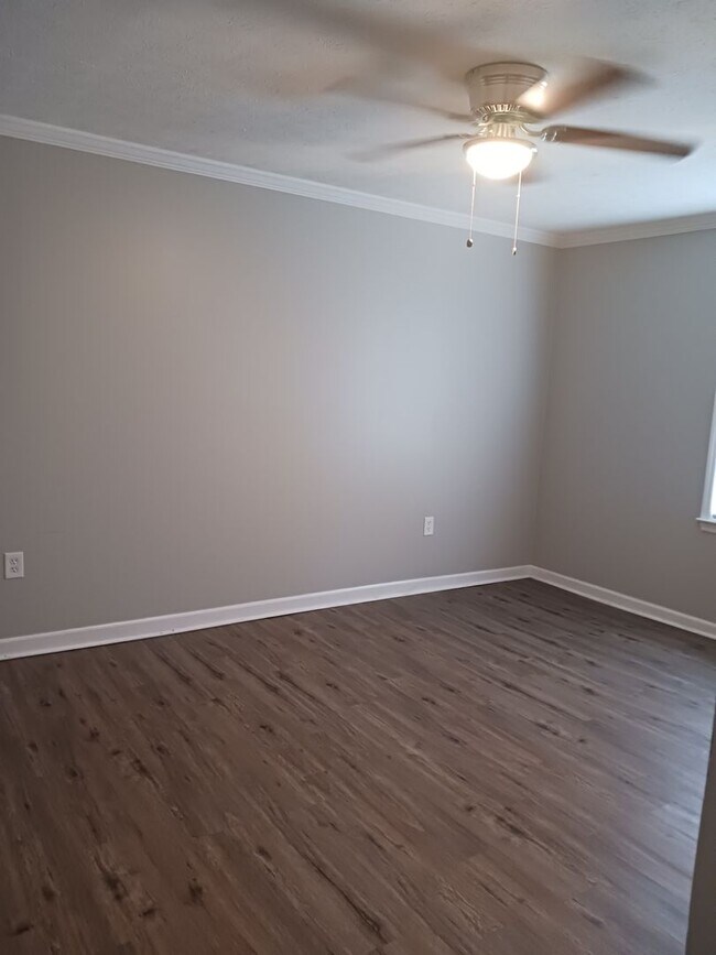Building Photo - 4 Bedroom 2 bathroom Home available to ren...