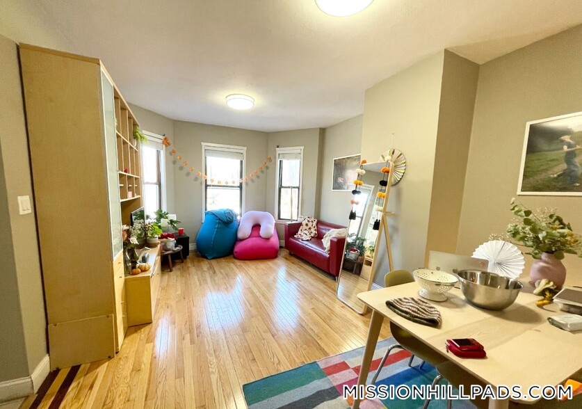 Building Photo - 1578 Tremont St