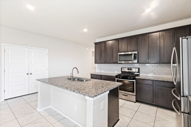 Building Photo - A rare true dual-suite floorplan in Alamo Ranch — two private en-suite bedrooms, single-story liv...