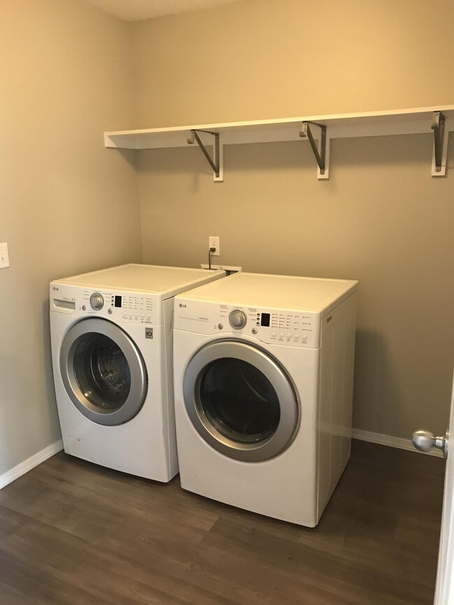 Building Photo - 739 N Pringlewood Pl