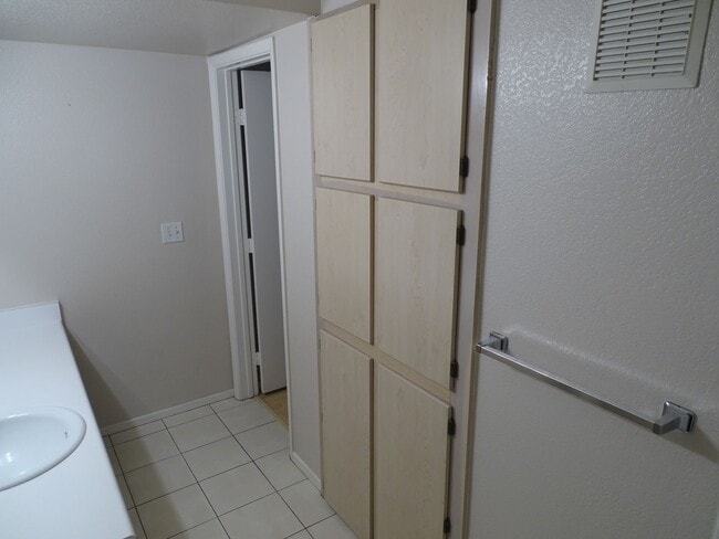 Building Photo - Well Cared For 1 Bed, 1 Bath 2nd Floor West Side Condo