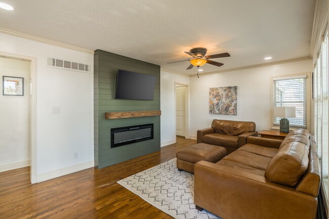 Building Photo - 4809 W 75th St