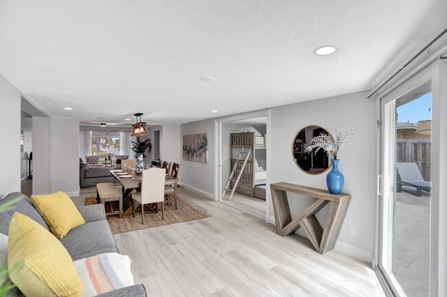 Building Photo - 470 SE 4th Ct