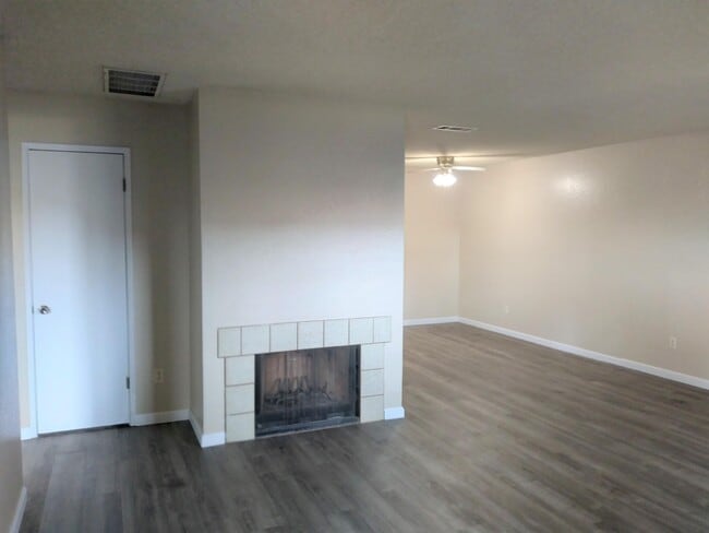 Building Photo - 4504 N Valentine Ave