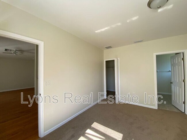 Building Photo - 539 Alexia Ave S