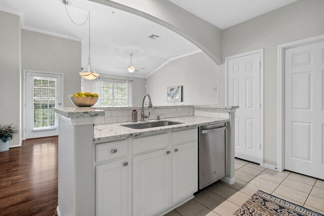 Building Photo - 6607 Lake Woodlands Dr
