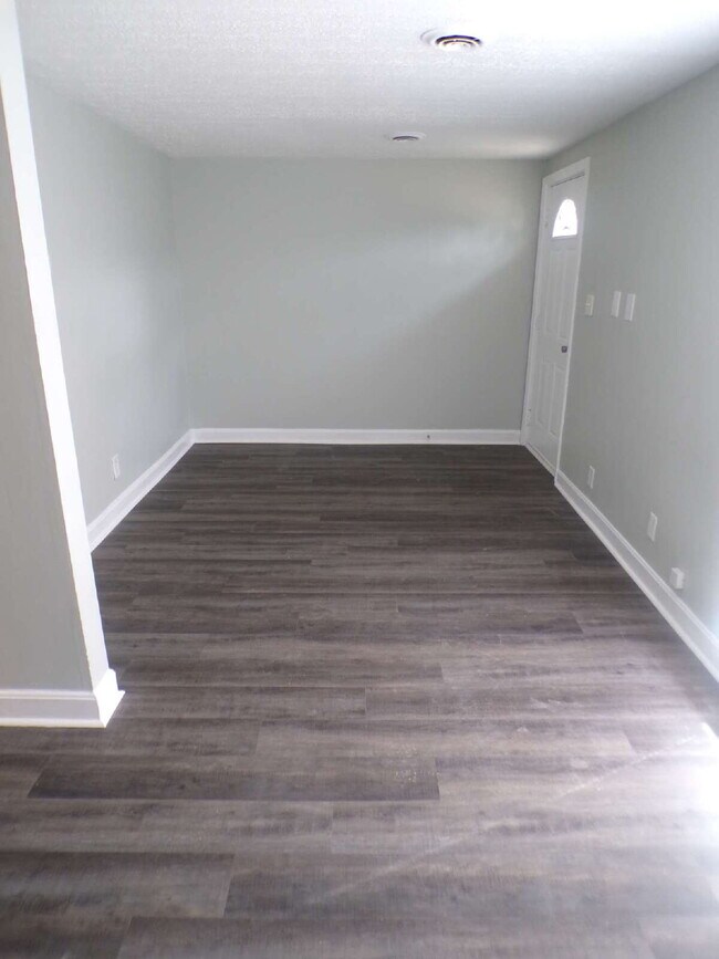 Building Photo - 2 bedroom 1 bath apartment near Church Hill Downs and University of Louisville, all utilities inc...