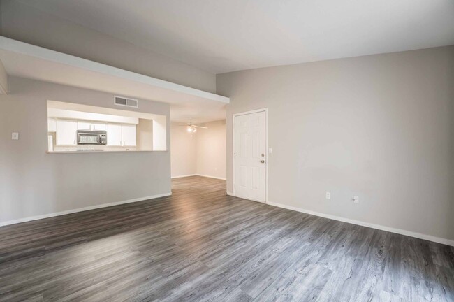 Building Photo - 1 bedroom Condo unit that is the perfect p...