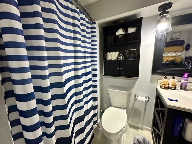 Building Photo - 3 bedroom, 2 Full Bathroom Single Family H...