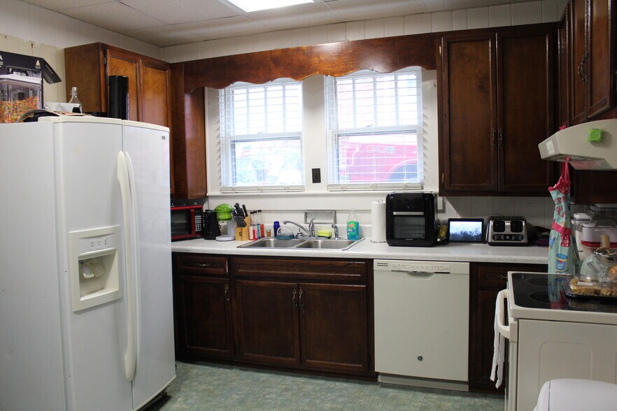 Kitchen - 60 Pulliam St