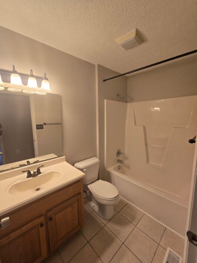 Building Photo - 3910 Sarasota Dr