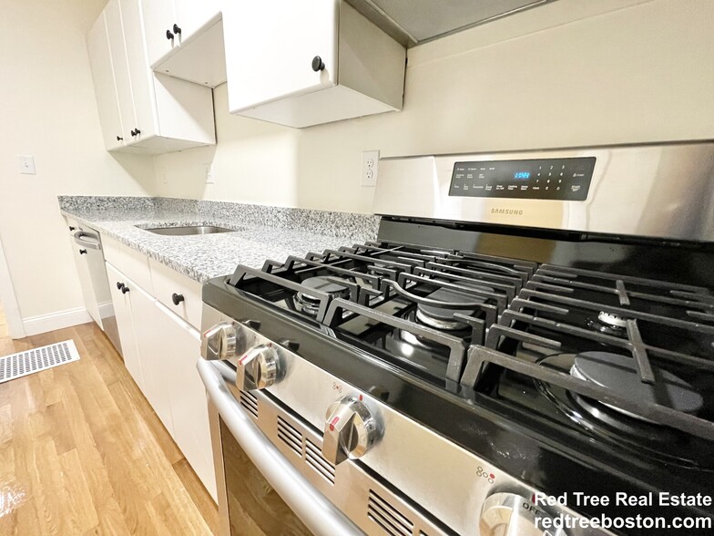 Building Photo - 523 E 3rd St