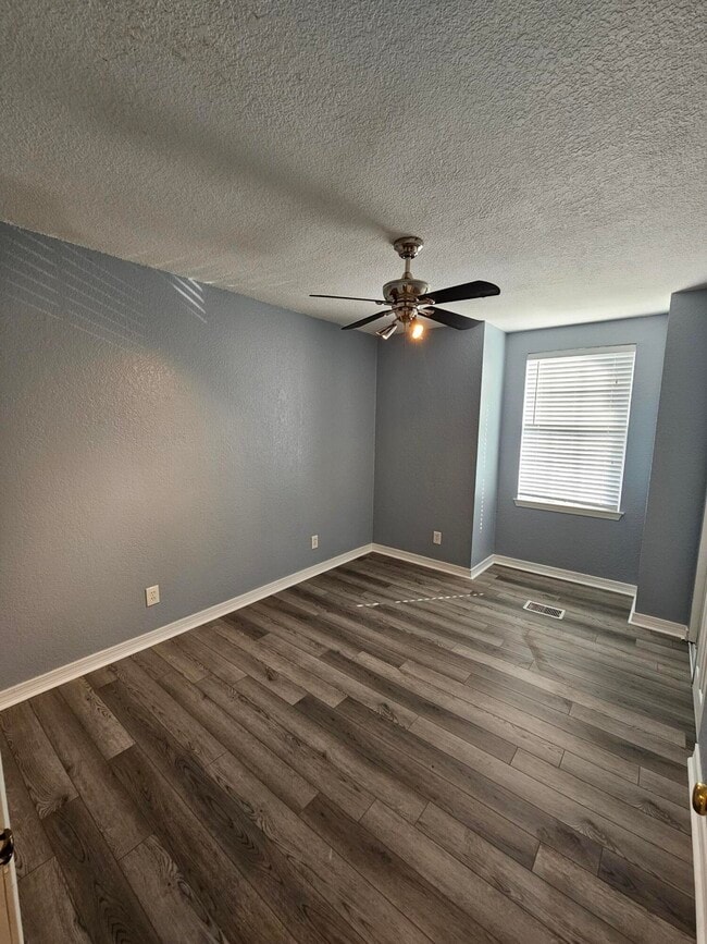 Building Photo - 1077 Woodlore Cir