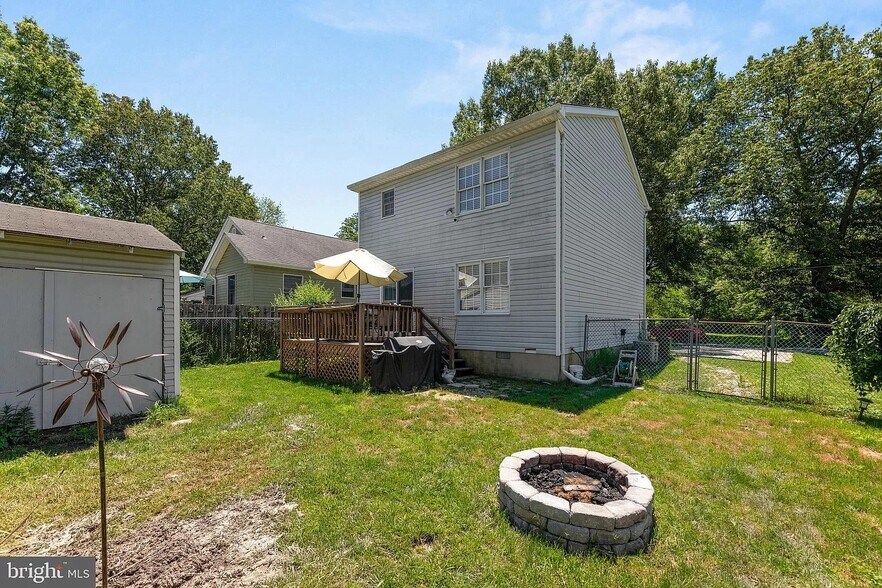 Building Photo - 1196 Spruce Ave