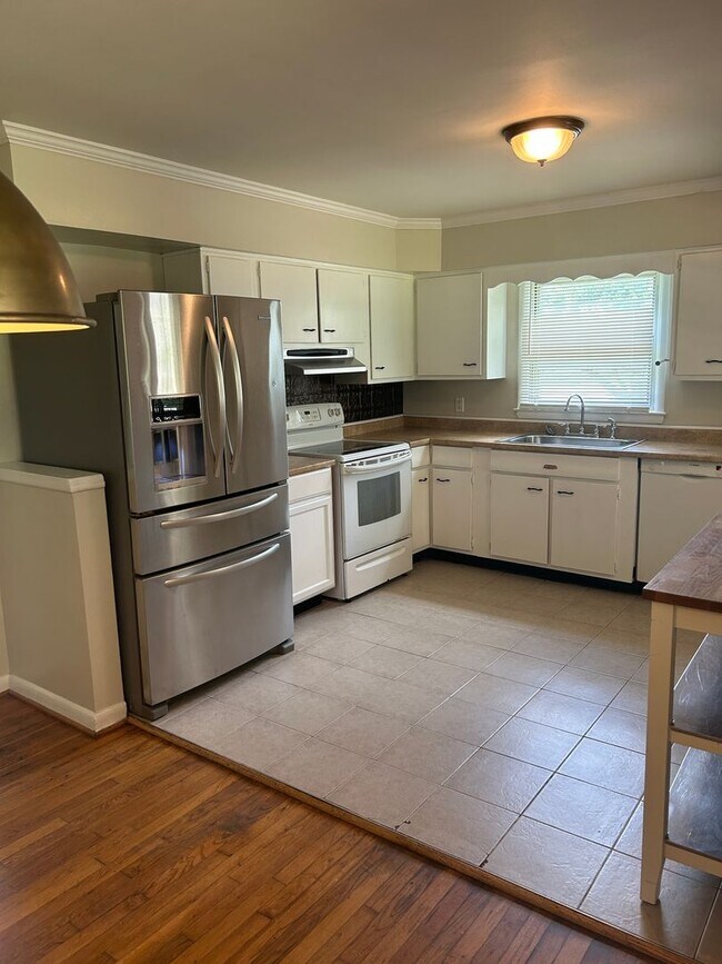 Building Photo - AVAILABLE MID-JUNE!