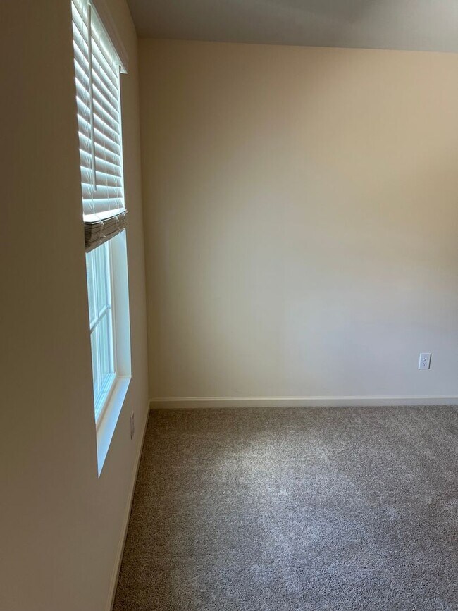 Building Photo - Charming 1.5 year new 3BR plus huge loft  ...