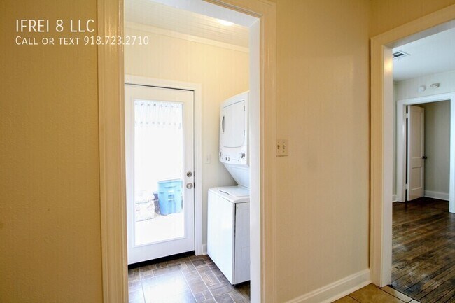 Building Photo - 2865 E Admiral Pl