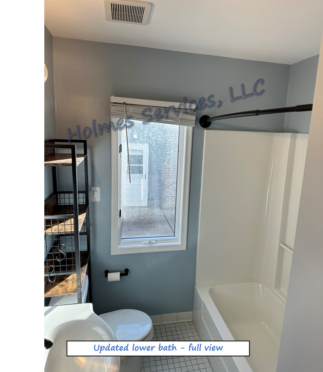 Newly glazed shower/tub combo with new faucet & plumbing - 619 S Gainsborough Ave