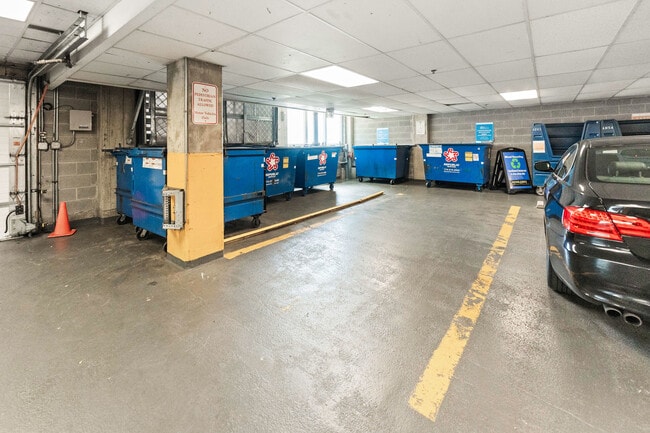 Building Photo - 1000 W Adams St