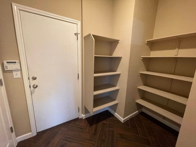 Building Photo - BEAUTIFUL 3 BEDROOM 2.5 BATH FEATURING A LUXURY KITCHEN WITH WHITE GRANITE COUNTERS, GRAY CABINET...