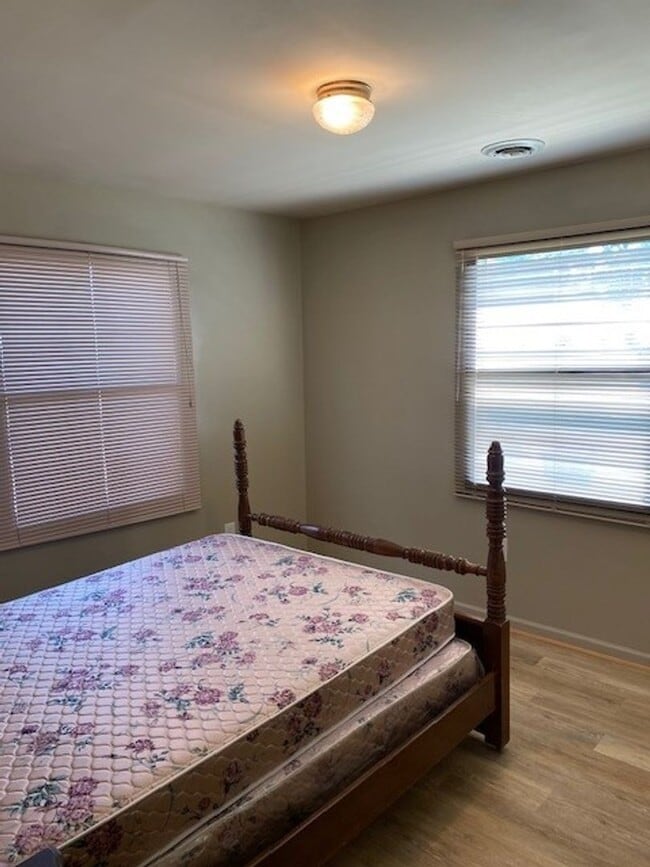 Building Photo - Introducing a charming 3-bedroom, 2-bathroom house located in the desirable Carolina Beach, NC.