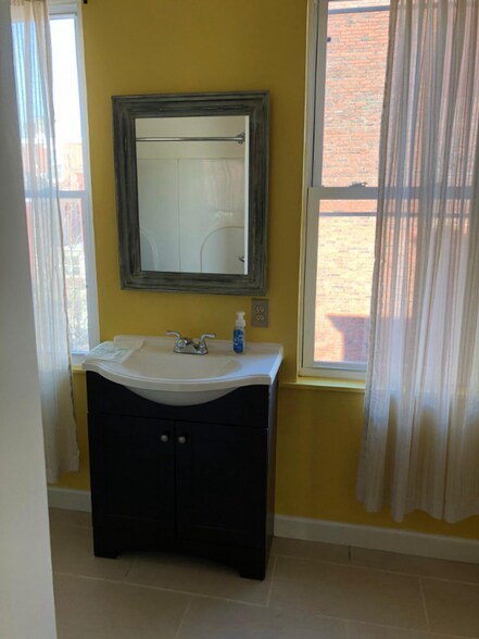 Building Photo - 185 1/2 Home St