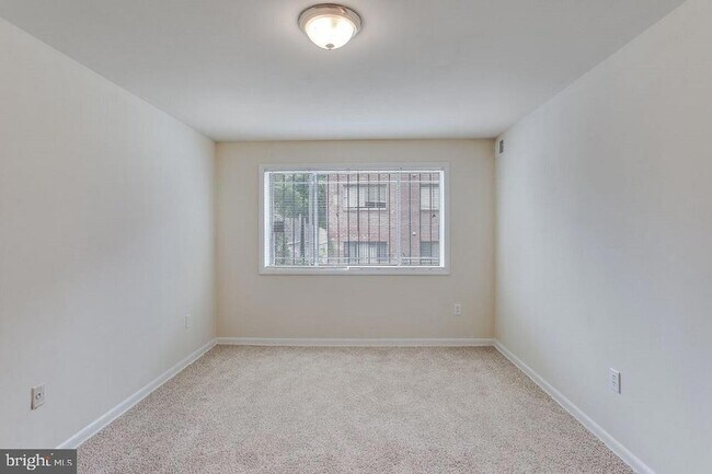 Building Photo - 229 43rd Rd NE