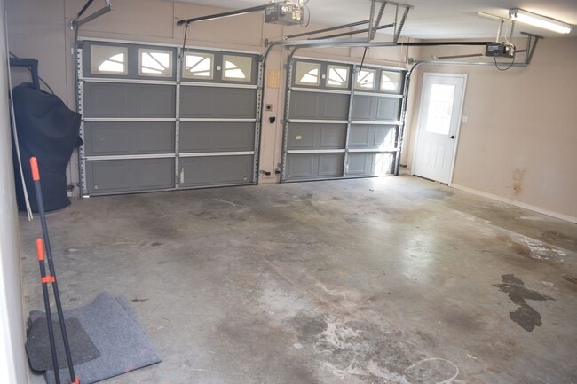 Building Photo - Spacious and Cozy 3-Bedroom Home in a Great Location