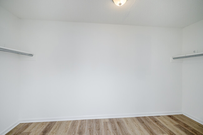 Building Photo - 245 Farmington Dr