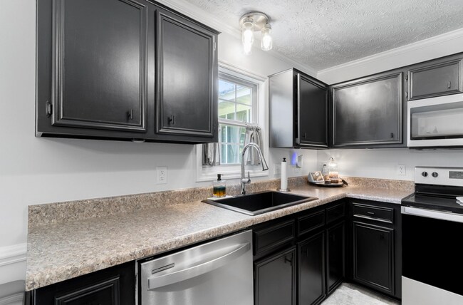 Building Photo - 3 Bedroom, 2 Bath Home