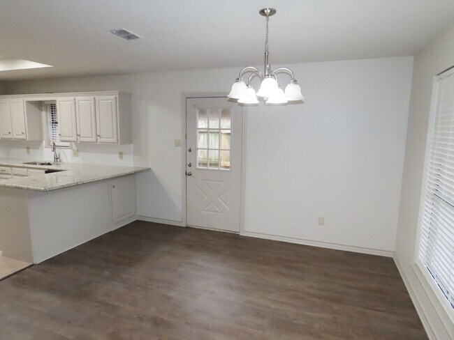 Building Photo - Whitehouse ISD! Beautifully Updated 3 Bedr...