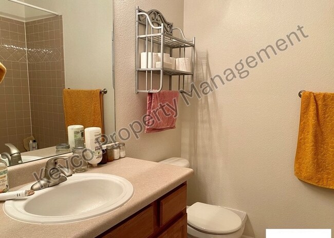 Building Photo - Live, Work, Relax - Comfortable Townhouse with AC
