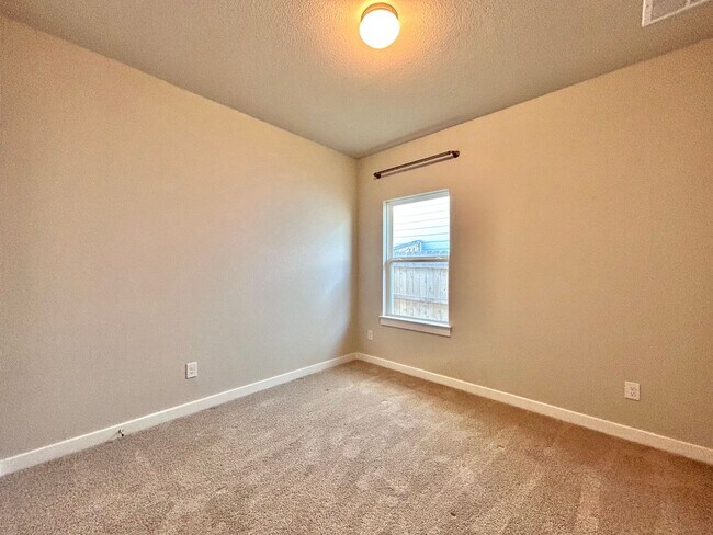 Building Photo - Move-In Ready 3BR, 2BA with Fully Equipped Kitchen & Laundry Room