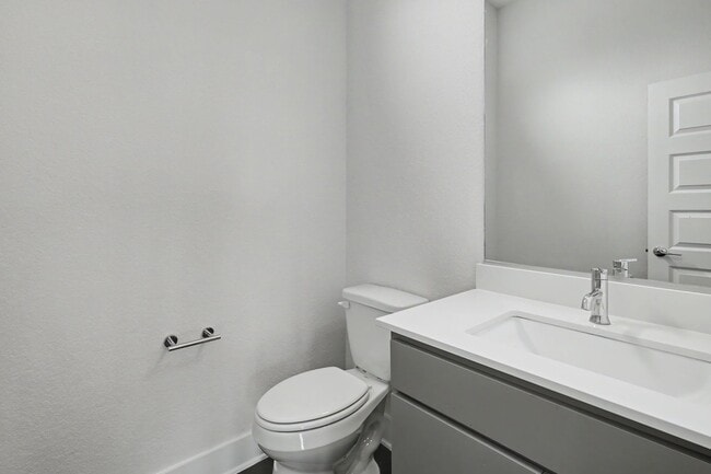 Building Photo - 2 Week Free Move-In Incentive! Modern Downtown SA Townhome | Rooftop Balcony, Private Garage & Al...