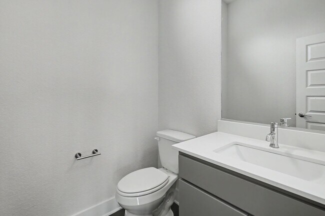 Building Photo - 4 Week Free Move-In Incentive! Modern Downtown SA Townhome | Rooftop Balcony, Private Garage & Al...