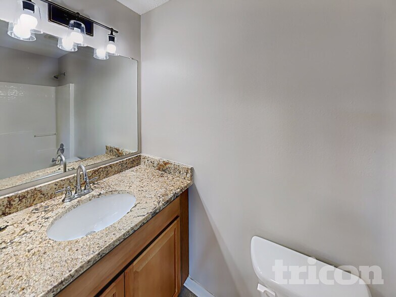 Building Photo - 13561 Linden Dr